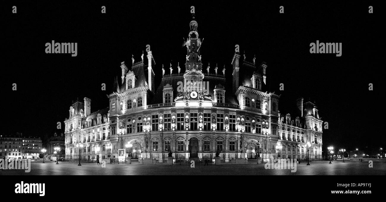 Hôtel de Ville de Paris, France, dans la nuit. Le noir et blanc Banque D'Images