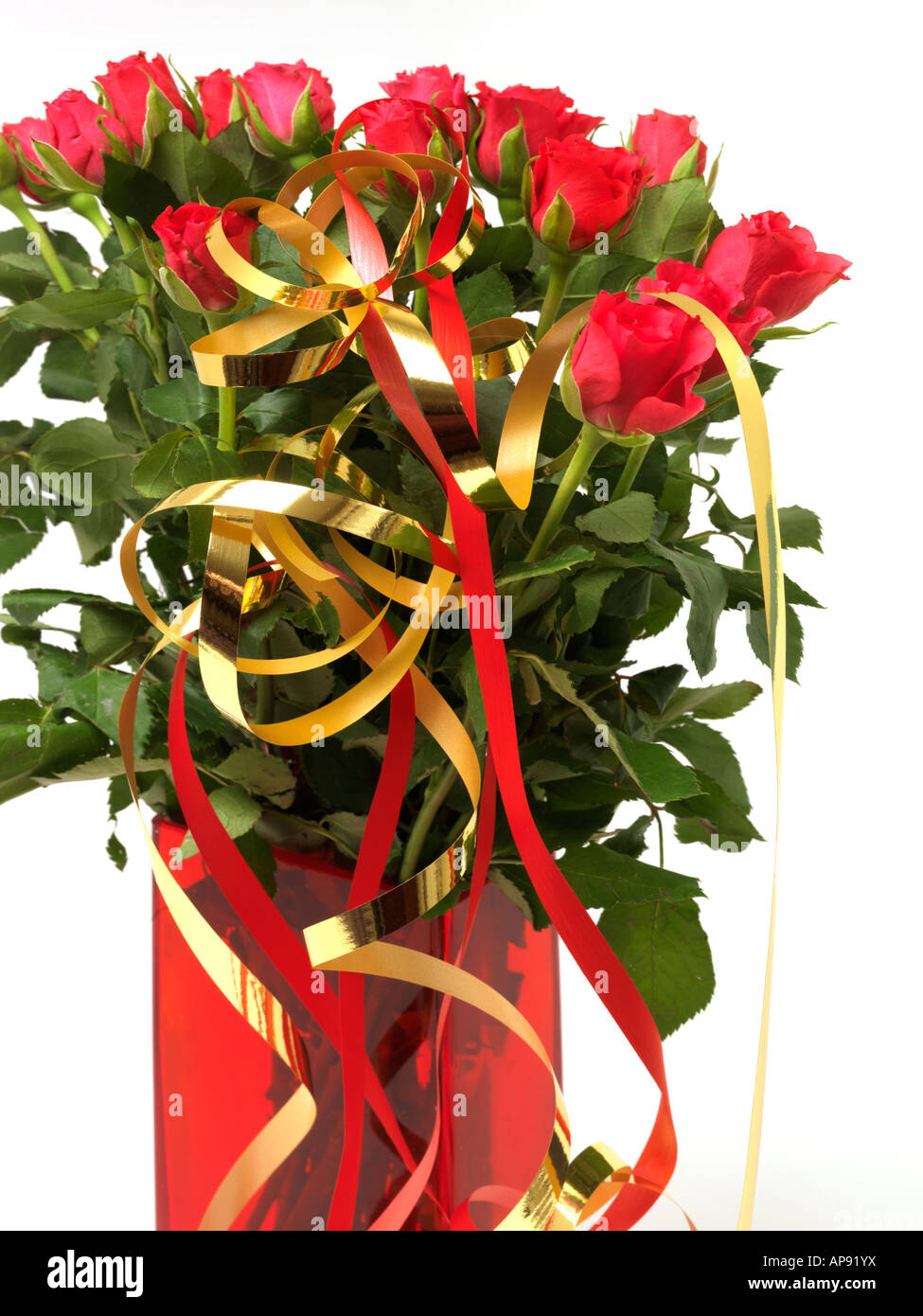 Roses et rubans dans vase recyclé rouge Banque D'Images