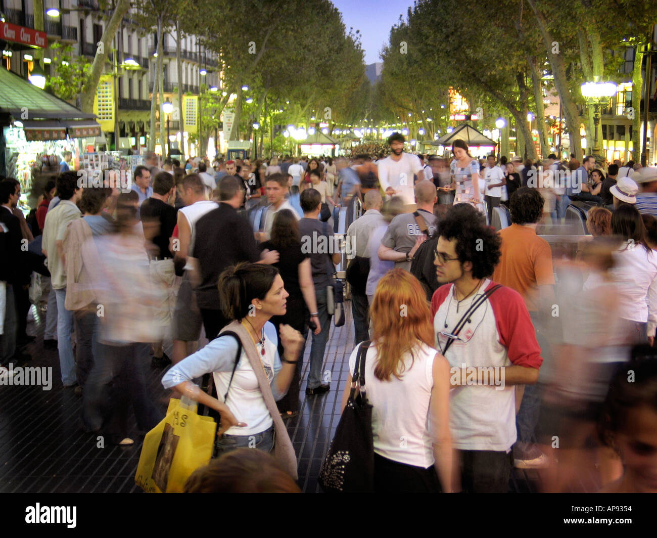 Las Ramblas. Réunion des jeunes un soir d'été. Barcelone Espagne Banque D'Images