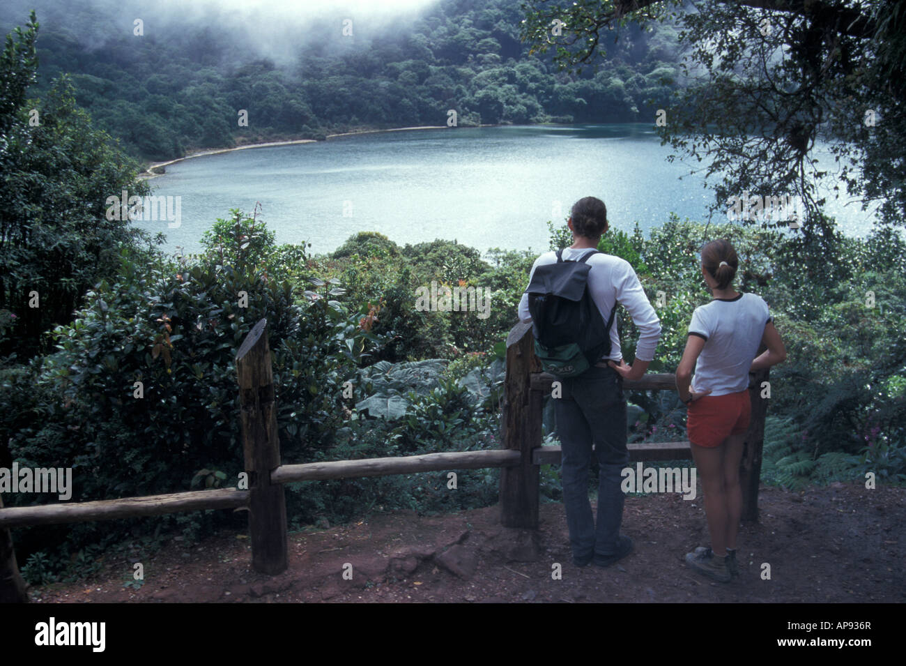 Young couple looking at Laguna Botos dans le Parque Nacional Volcan Poas, au Costa Rica Banque D'Images