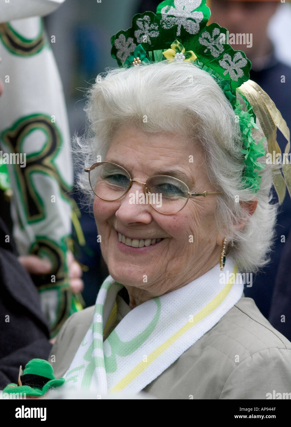 Femme irlandaise participant à la parade de la St Patrick à Londres, Angleterre, Royaume-Uni Banque D'Images