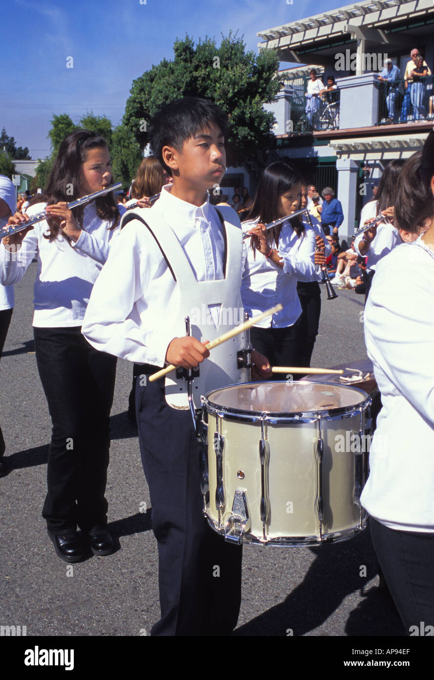 L'ethnique mixte des élèves du secondaire Marching Band Banque D'Images