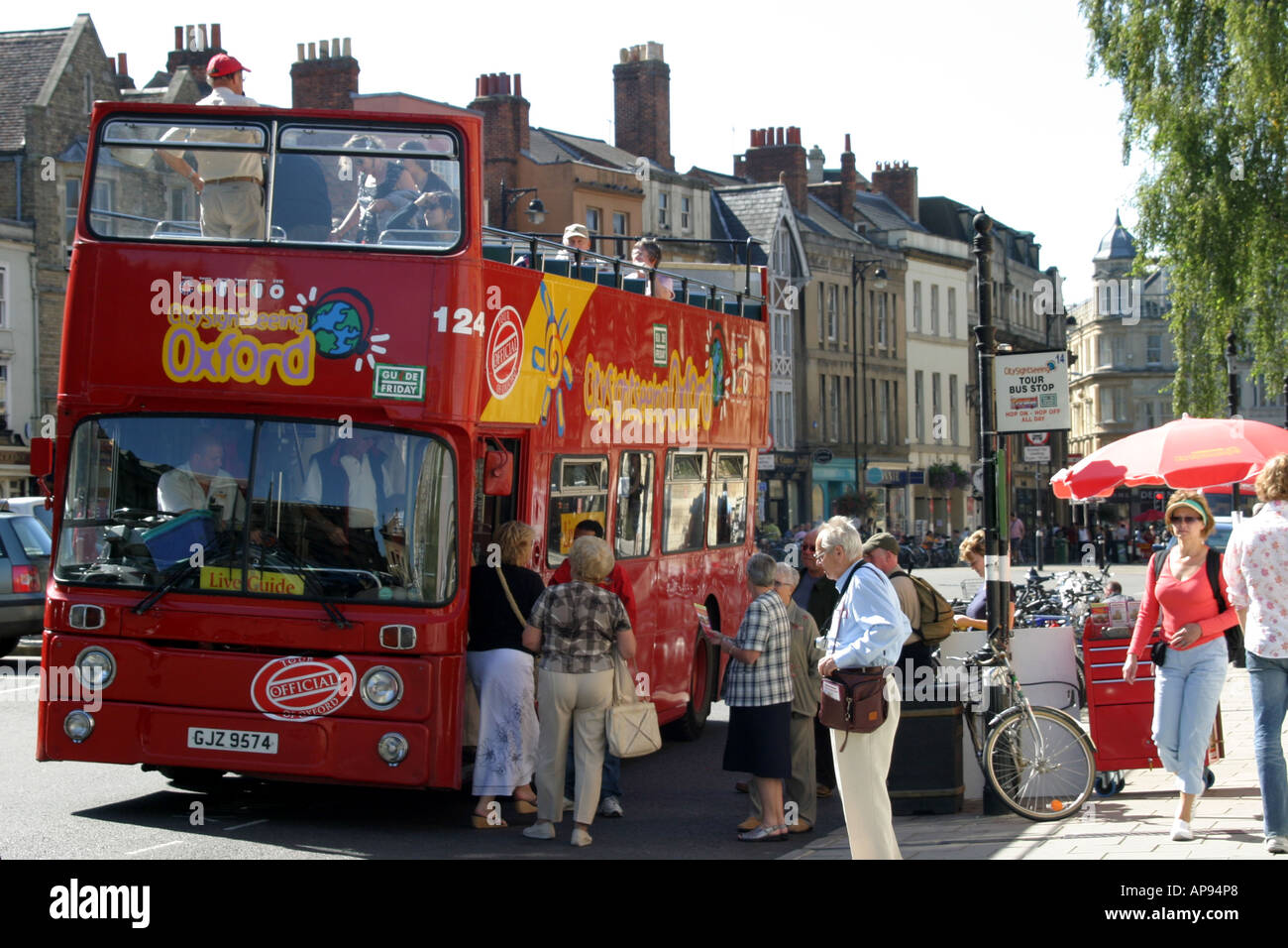 Les gens de se mettre sur un open tour bus en tête à Oxford. Banque D'Images