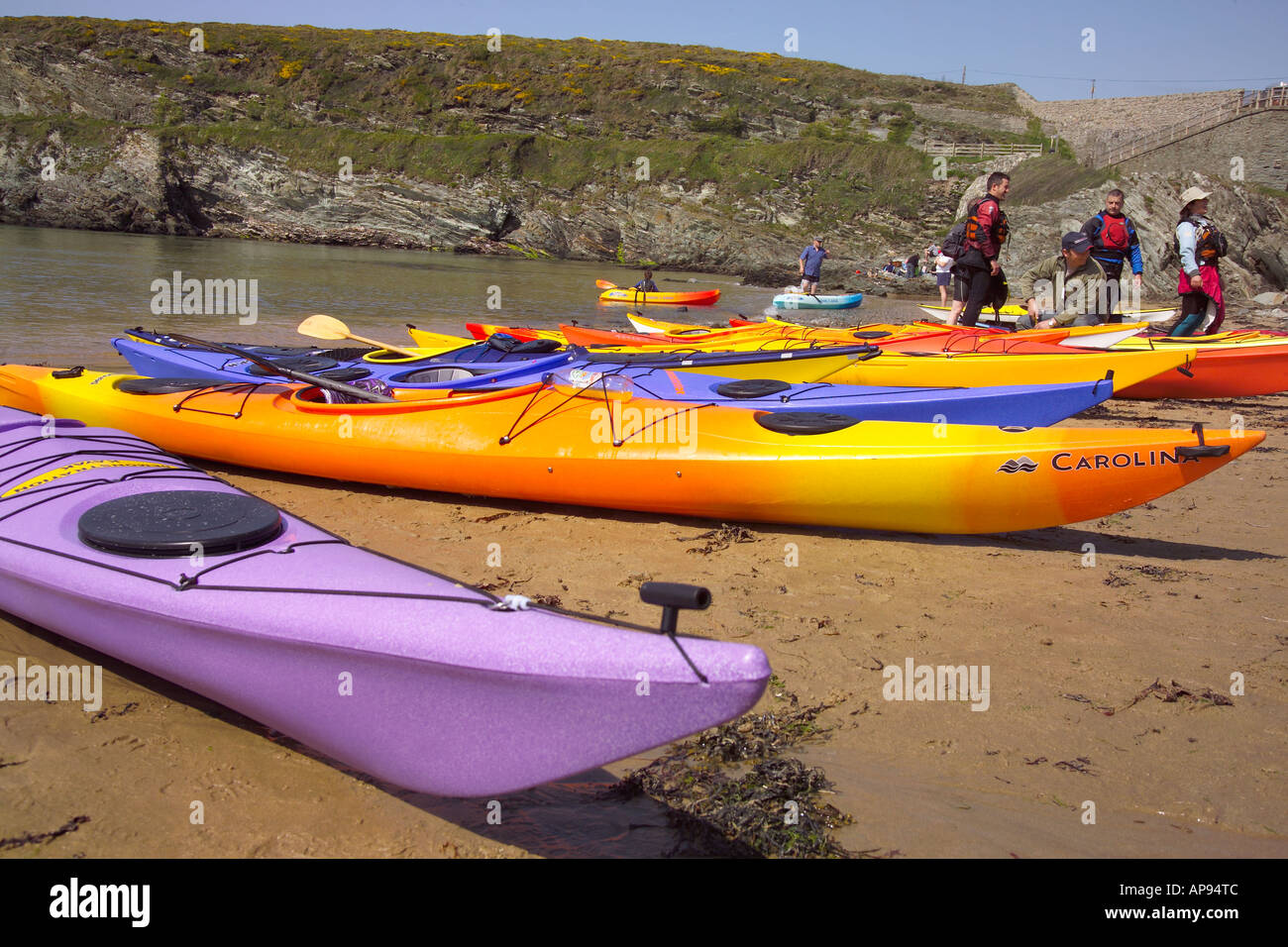 Week-end kayak Rencontrez Porth Dafarch Anglesey au nord ouest du pays de Galles Banque D'Images