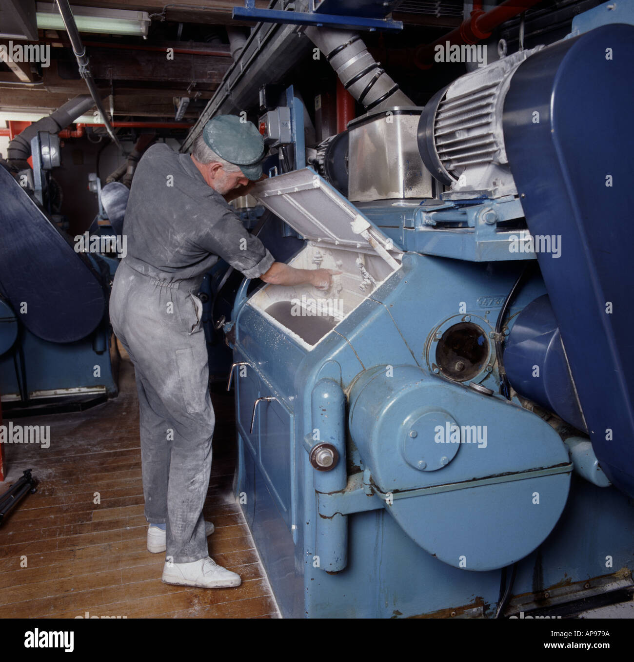 Homme travaillant à la mouture du grain au moulin de Clarks Angleterre Wantage Banque D'Images