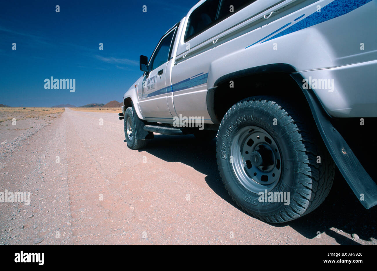 4X4 sur la route de poussière Namibie 2000 Banque D'Images