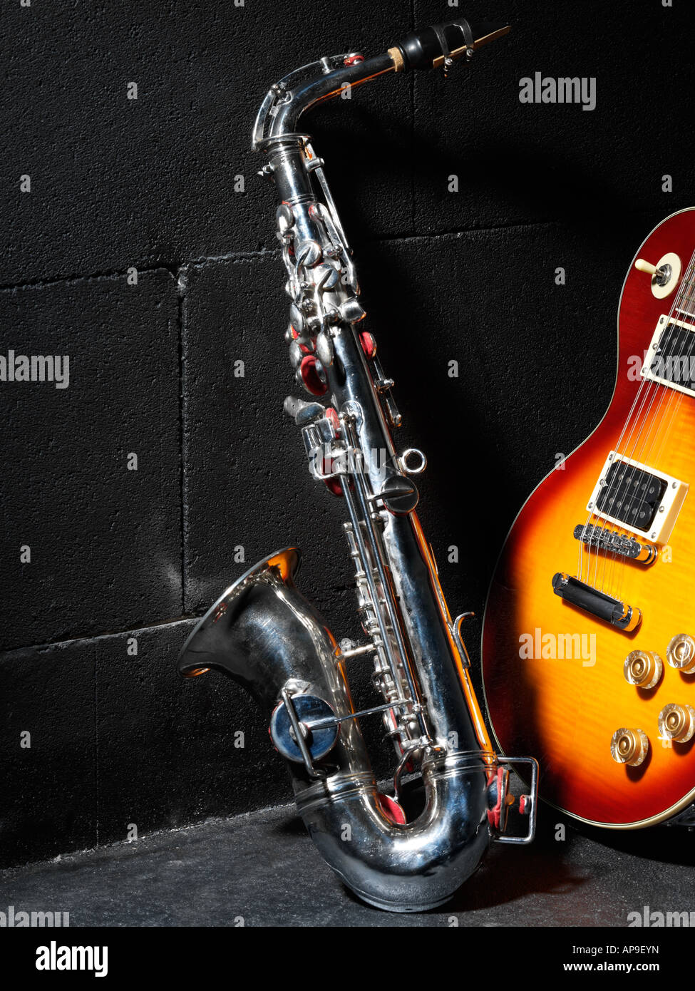 Saxophone et guitare Photo Stock - Alamy