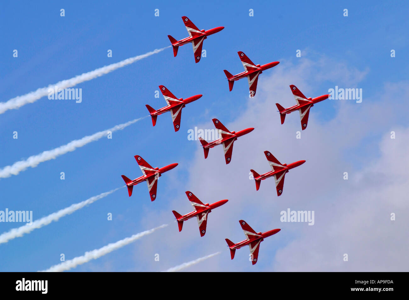 Des flèches rouges effectuant l'affichage à l'aérienne RAF Fairford Gloucestershire England UK GO Banque D'Images