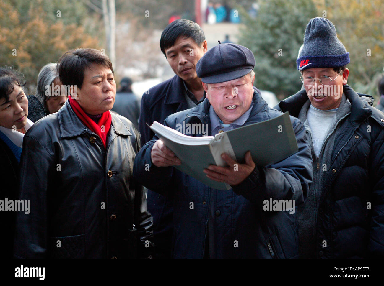 Chanteurs au parc Yingshan Gongyuan, Pékin, Chine où les habitants se rencontrent pour chanter de la danse et jouer de la musique. Banque D'Images
