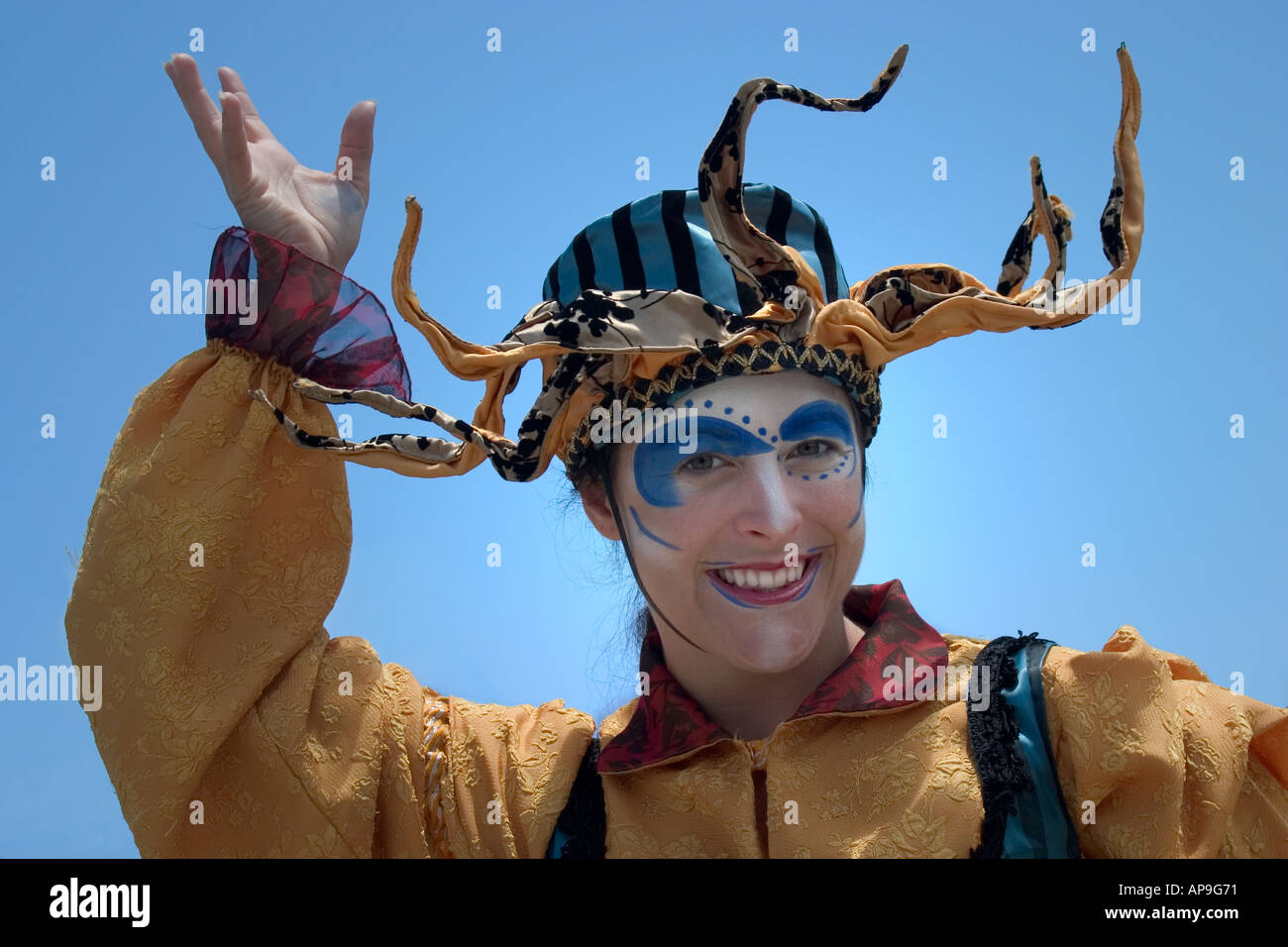 Une jeune femme dans le maquillage et le costume d'un bouffon ou clown. Banque D'Images