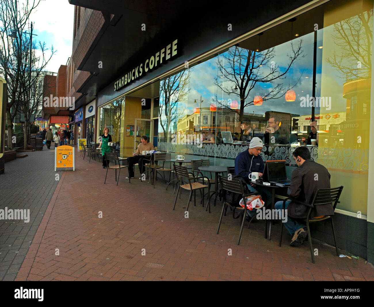 Café Starbucks Wimbledon Personnes utilisant des ordinateurs portables Banque D'Images