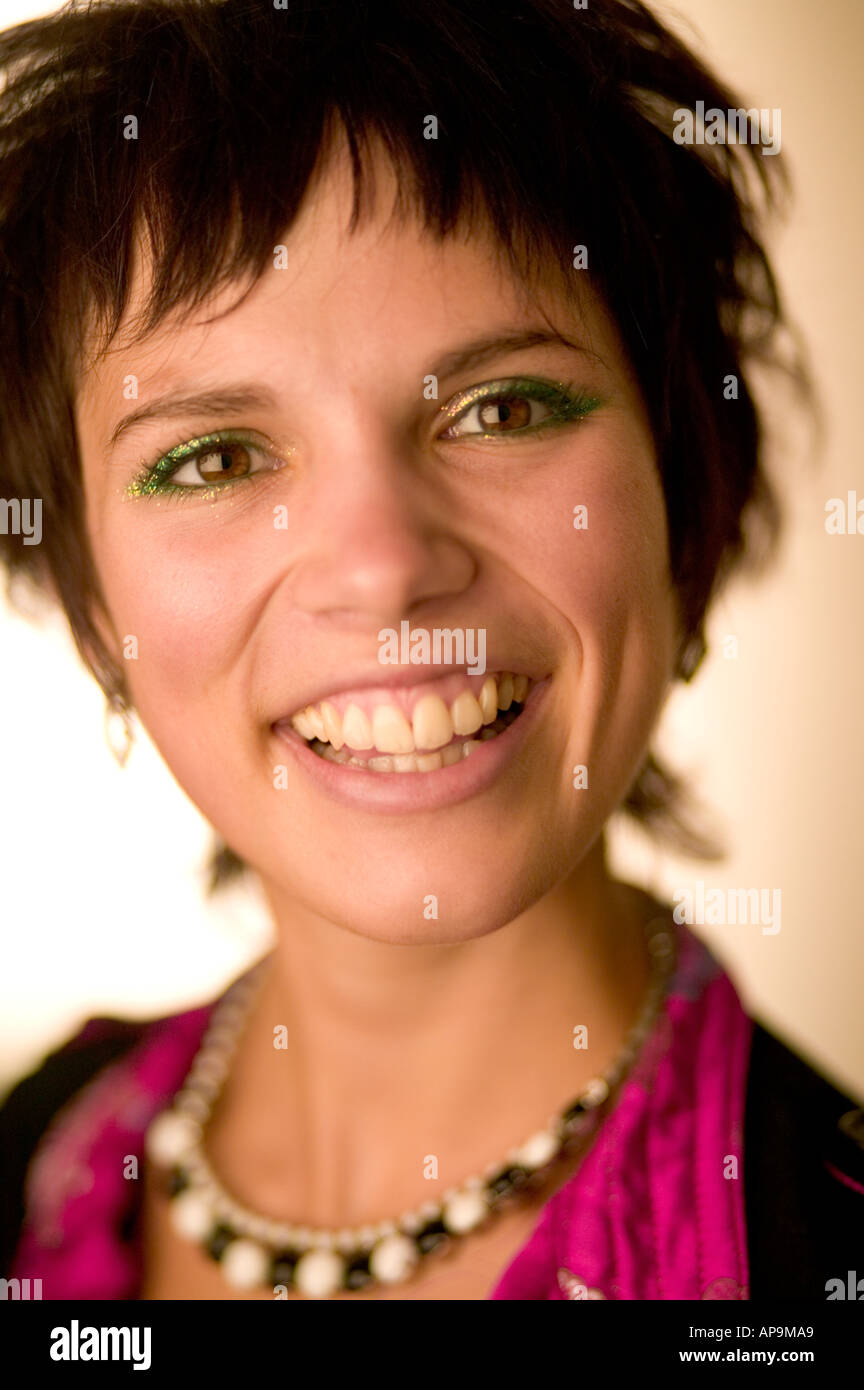 Close up of young woman with large sourire Banque D'Images