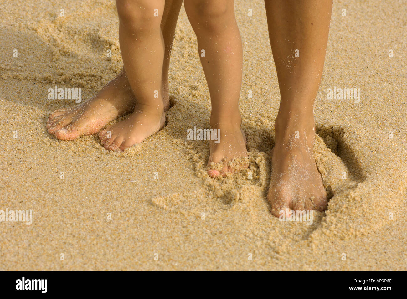 Mère et fils pieds sur la plage Banque D'Images