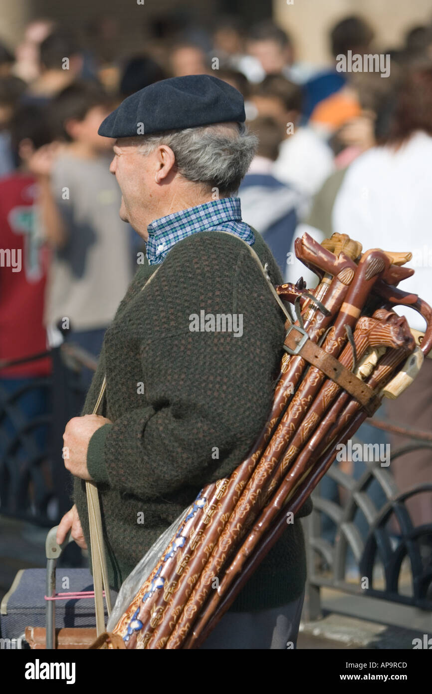 L'homme vêtu de noir Basque béret basque comporte un ensemble de bâtons de marche fait main en vente, Bilbao, Espagne. Banque D'Images