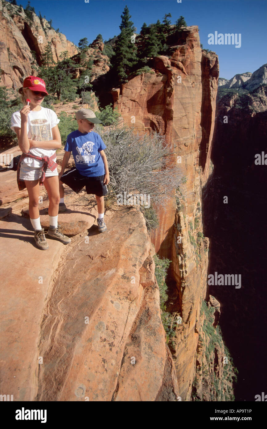 Les jeunes randonneurs a Scout Lookout Point de vue sur le Canyon Zion Zion National Park Utah USA Banque D'Images