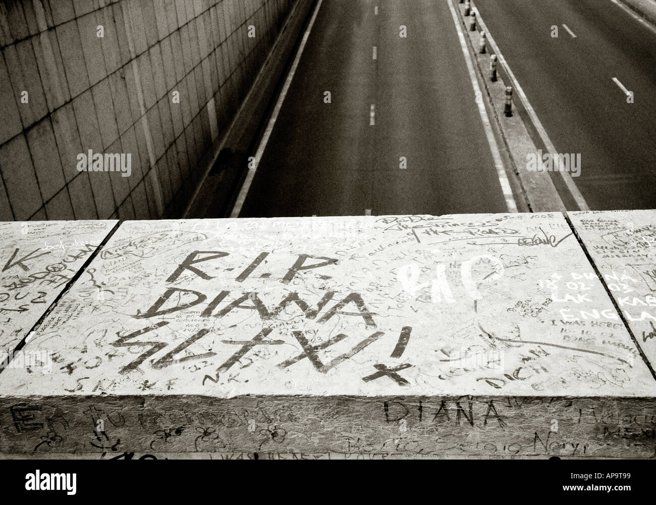 La mort de la princesse Diana Memorial au Pont del Alma passage sous le pont et la ville de Paris en France en Europe Banque D'Images