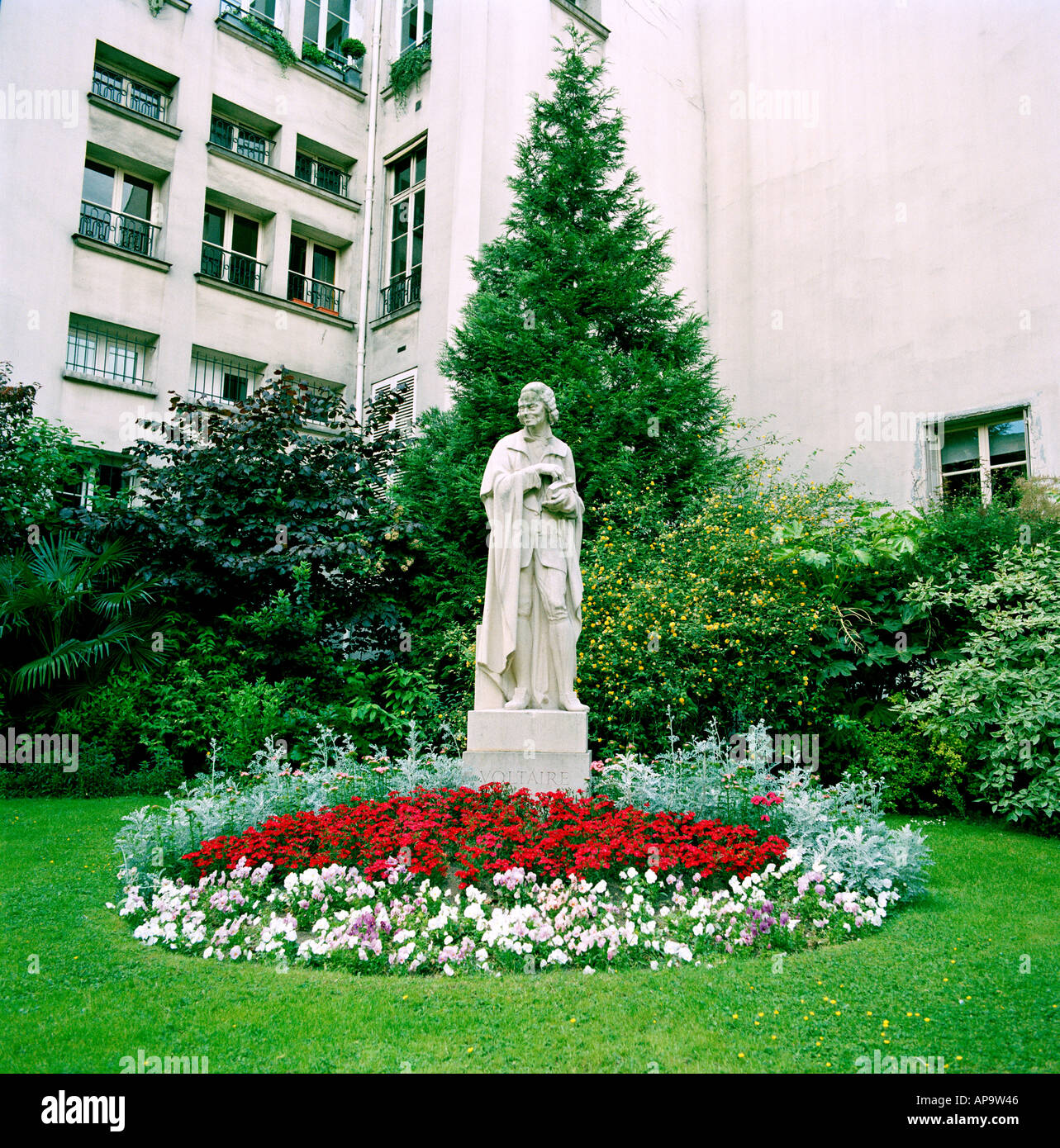 Statue de Voltaire dans la ville de Paris en France en Europe Banque D'Images