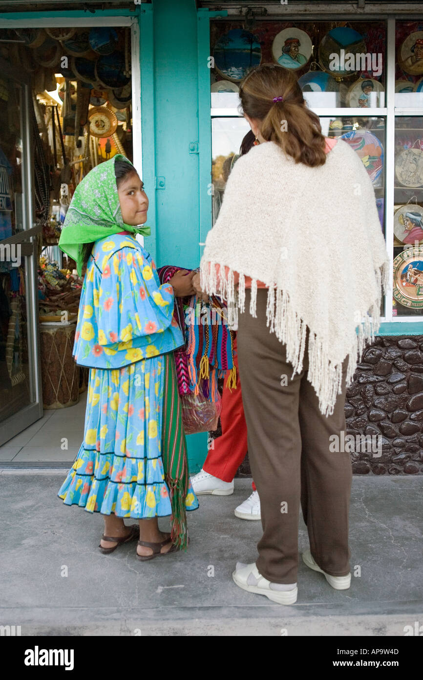 Marcella un jeune autochtone de la Sierra Tarahumara qui vend des babioles et souvenirs pour les touristes et les visiteurs dans les rues o Banque D'Images