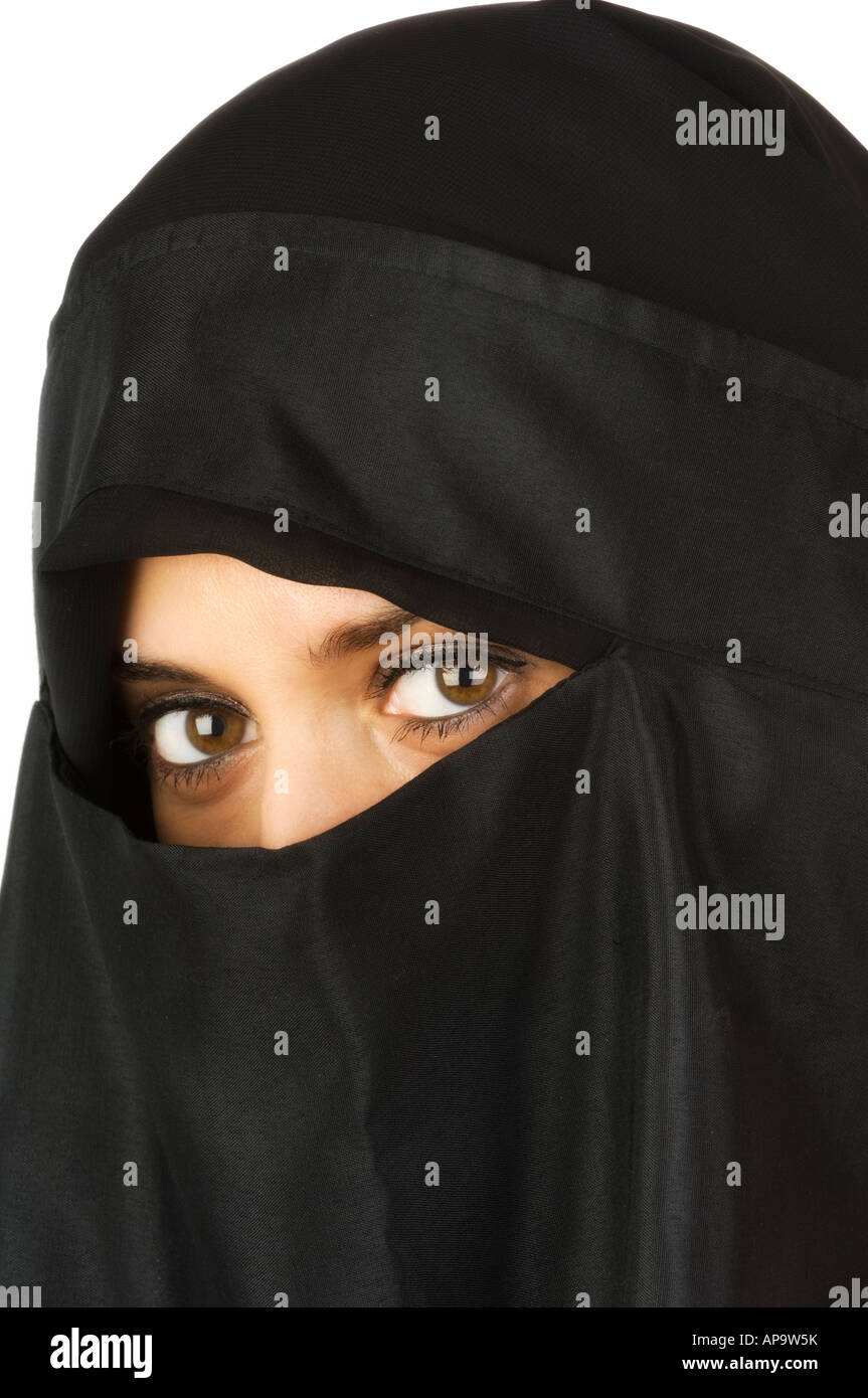 Middle Eastern woman en voile Niqab noir Patxaran clasique Banque D'Images