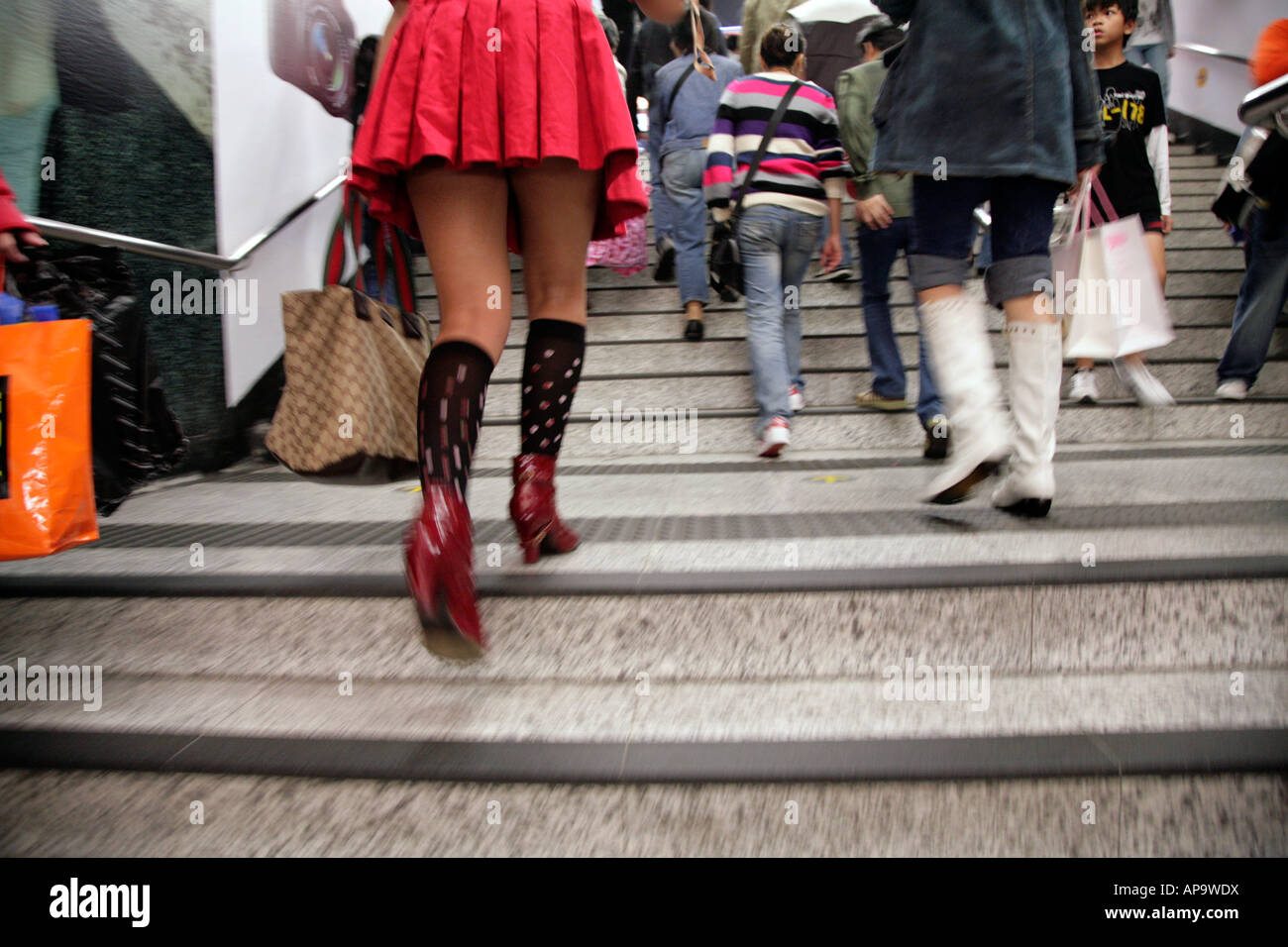 Jupe courte fille portant des mesures de marche d'une station de métro  Photo Stock - Alamy