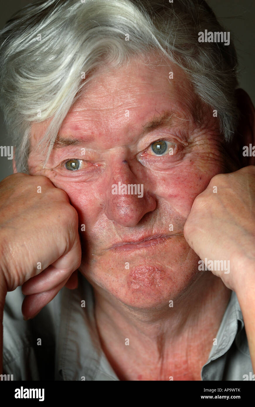 Un vieillard pensionné DAO VIEIL HOMME À ASSEZ DE DÉPRESSION, LA HAUSSE DU COÛT DE LA VIE À LA RETRAITE SOLITAIRE FACTURES UK Banque D'Images