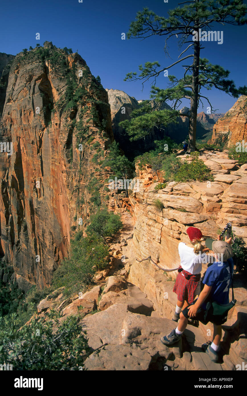 Les jeunes randonneurs a Scout Lookout sur le sentier de Angels Landing Zion National Park Utah USA Banque D'Images