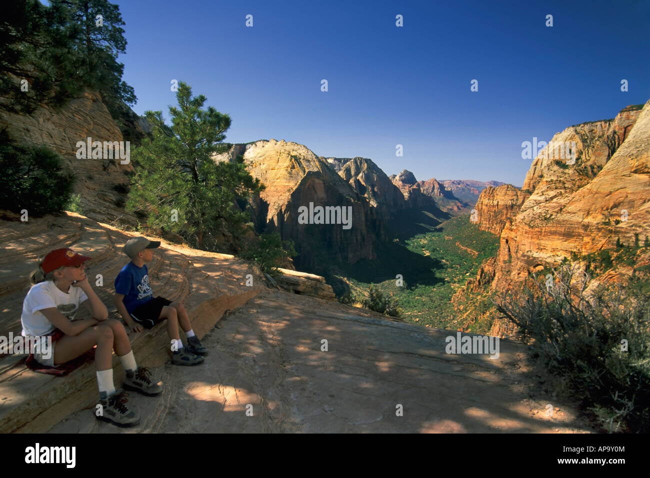 Les jeunes randonneurs à Angels Landing Trail sur Zion Canyon Zion National Park Utah USA Banque D'Images