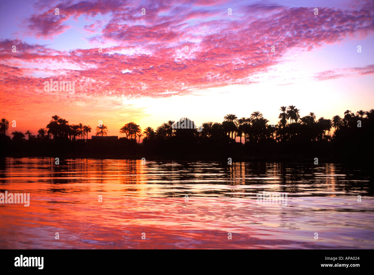 Egypte Louxor coucher de soleil sur le Nil Banque D'Images