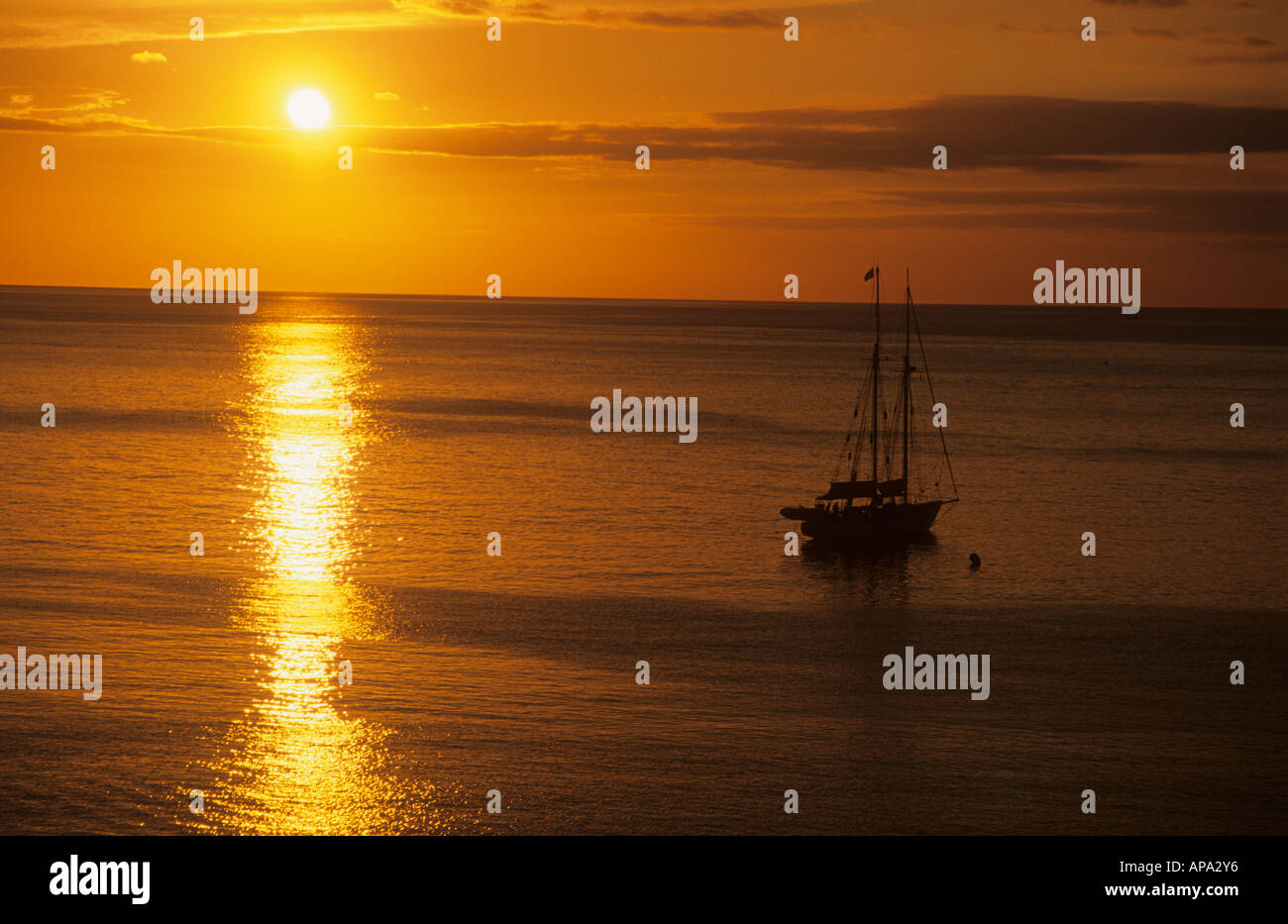 Lever de soleil sur mer et yacht, Costa del Sol, Andalousie, Espagne Banque D'Images