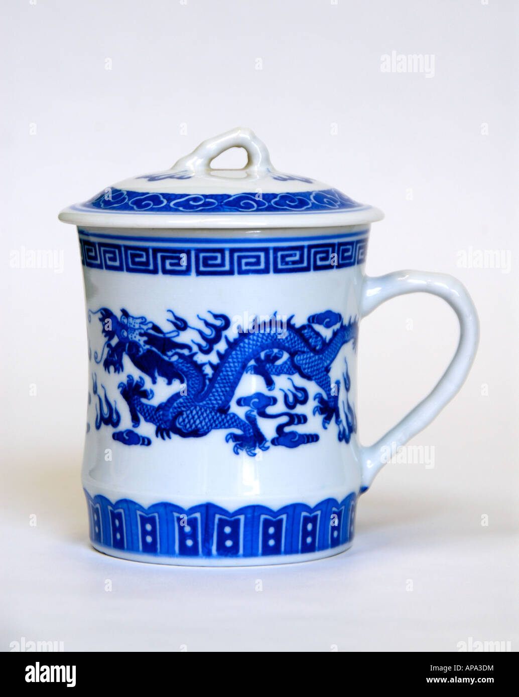 Céramique chinoise tasse de thé avec couvercle, de couleur blanc avec design blue dragon. Banque D'Images