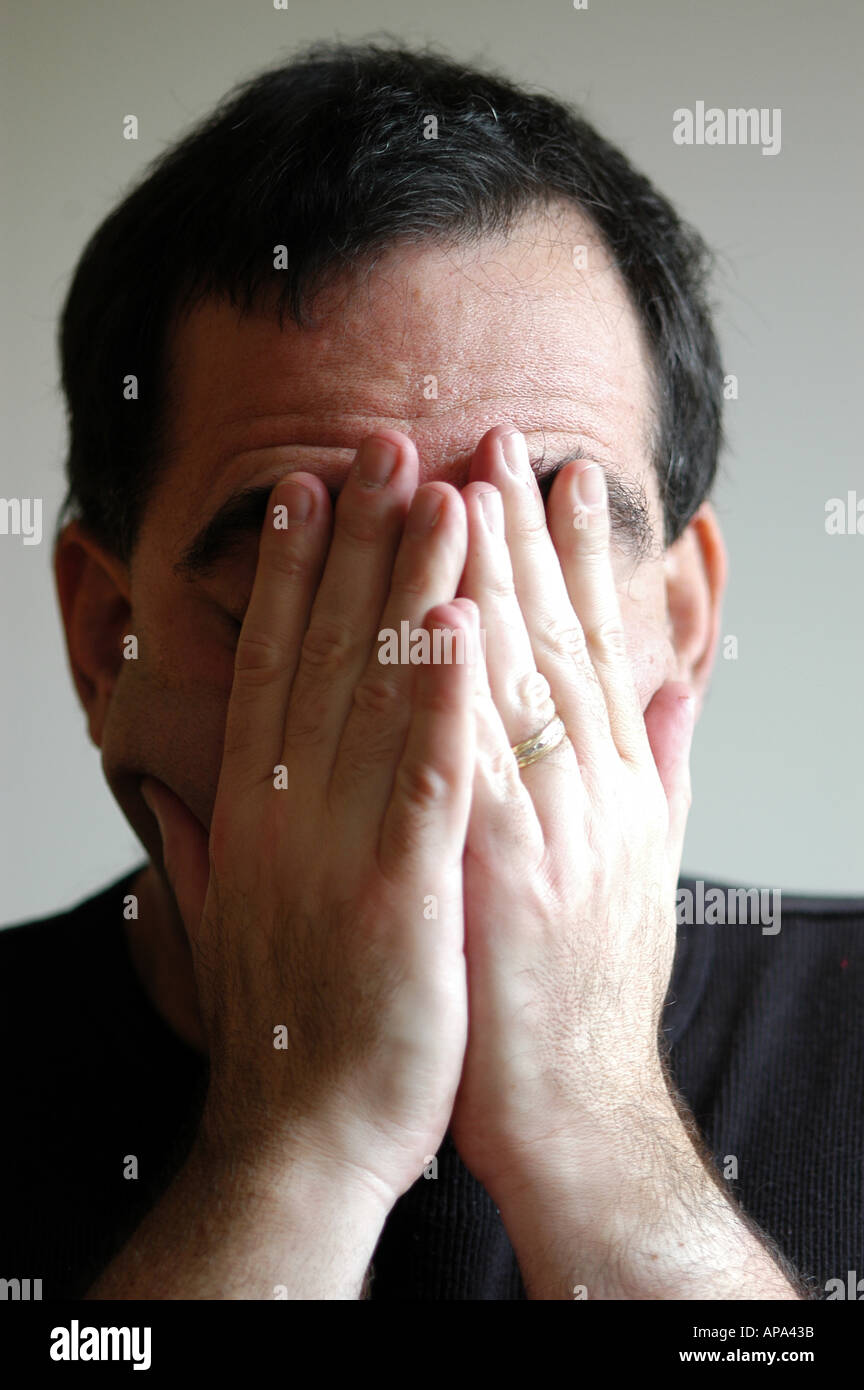 Portrait d'un homme d'âge moyen montrant signe de détresse émotionnelle. Banque D'Images