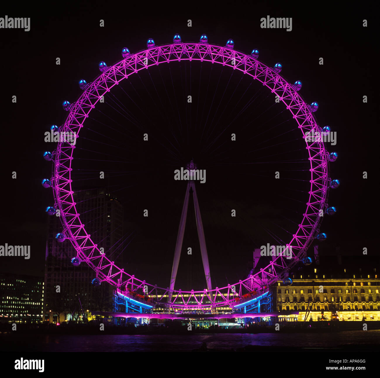 Le London Eye lit up at night Banque D'Images