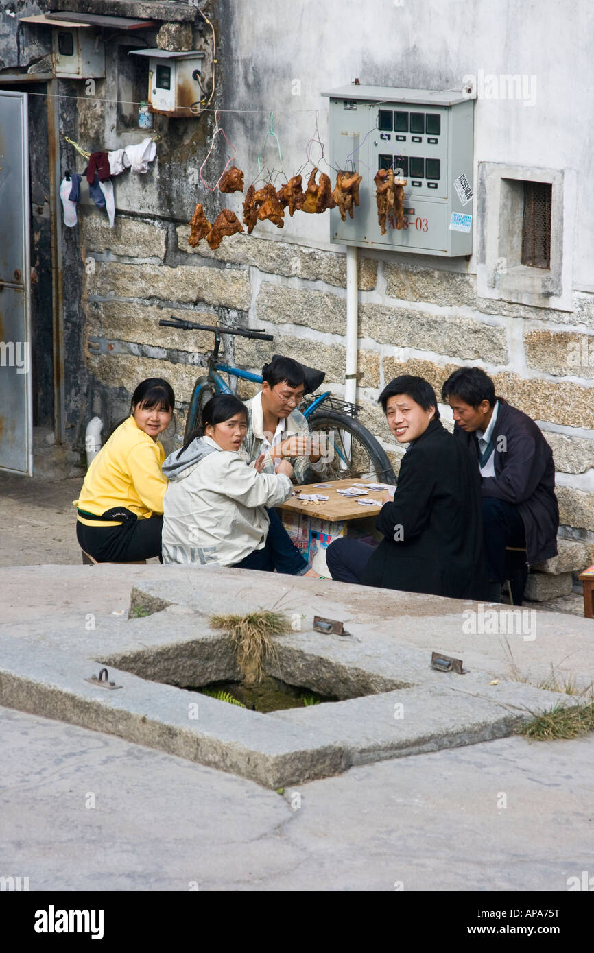 Les habitants de cartes à jouer et ancienne forteresse Shenzhen Chine Road 124 Banque D'Images