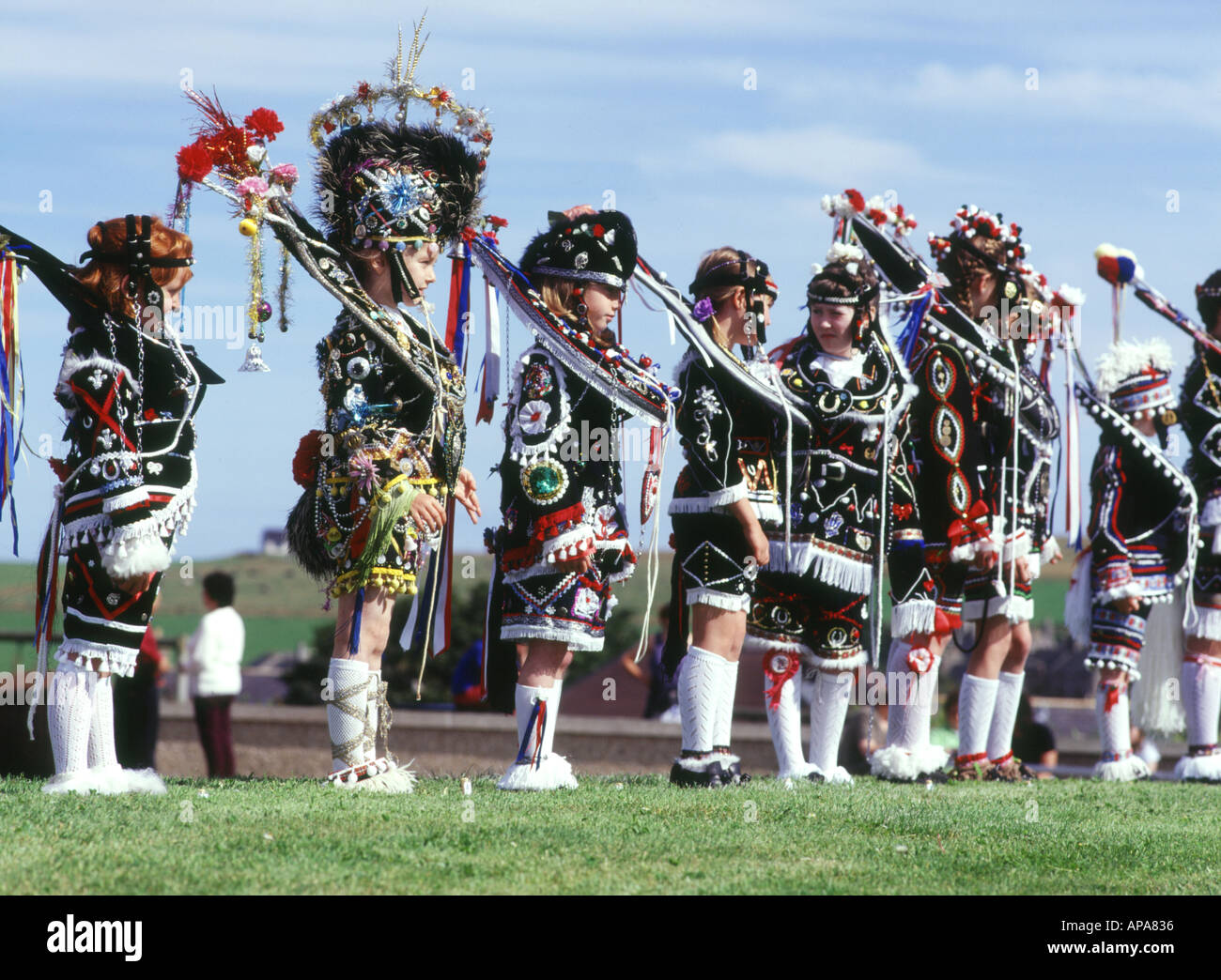 dh Festival du Cheval SOUTH RONALDSAY ORKNEY Girl habillé comme les chevaux l'héritage écossais robe de récolte portant le costume traditionnel peuple écossais Banque D'Images