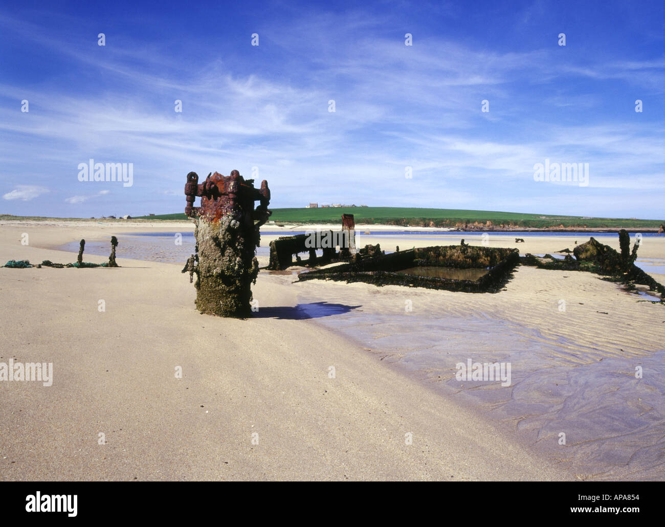 Dh 4ème barrière barrières Churchill CHURCHILL ORCADES le mât du navire bloc sur la plage de Cara Ayre Banque D'Images