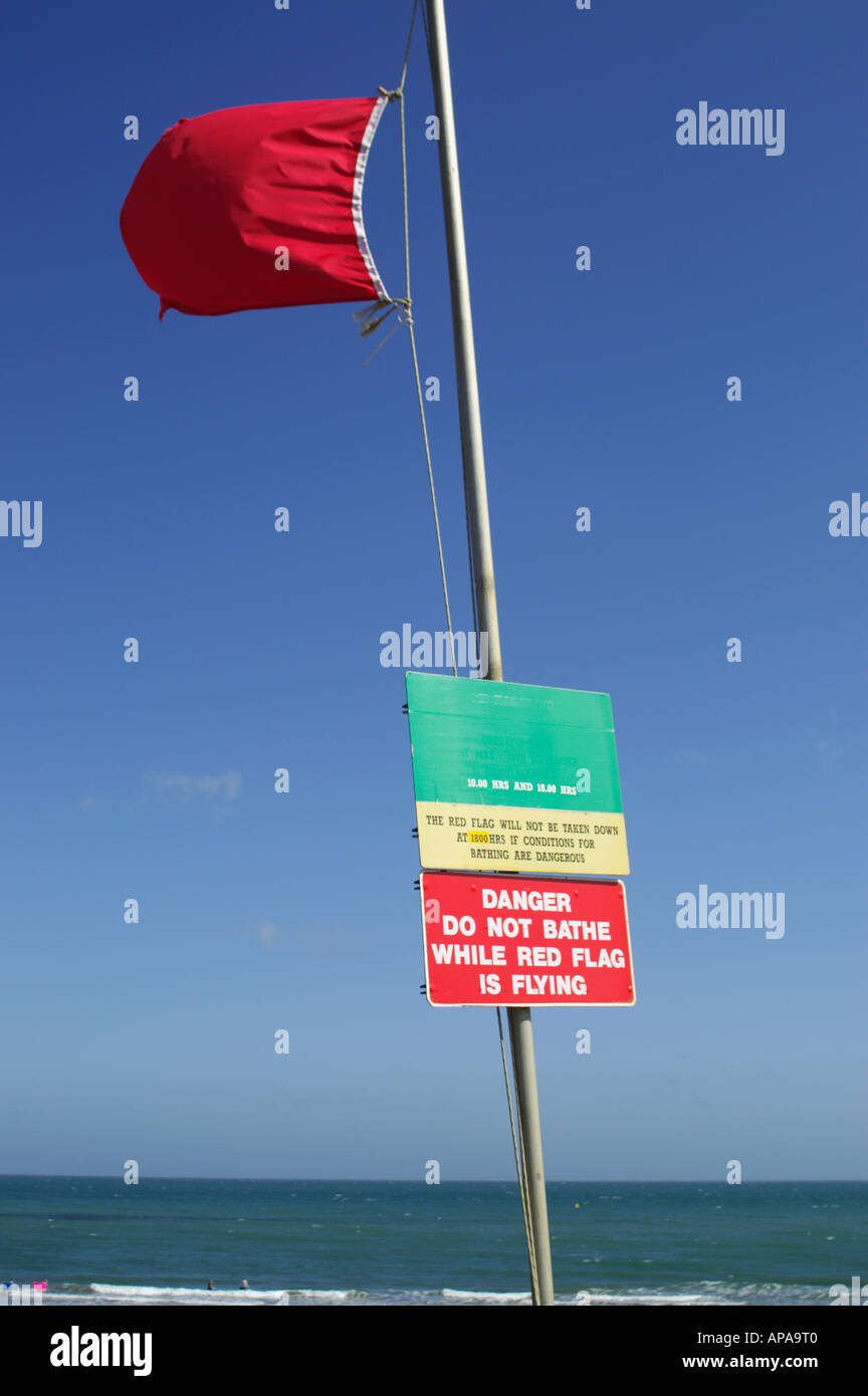 Drapeau d'avertissement rouge volant à Isle of Wight Sandown Banque D'Images