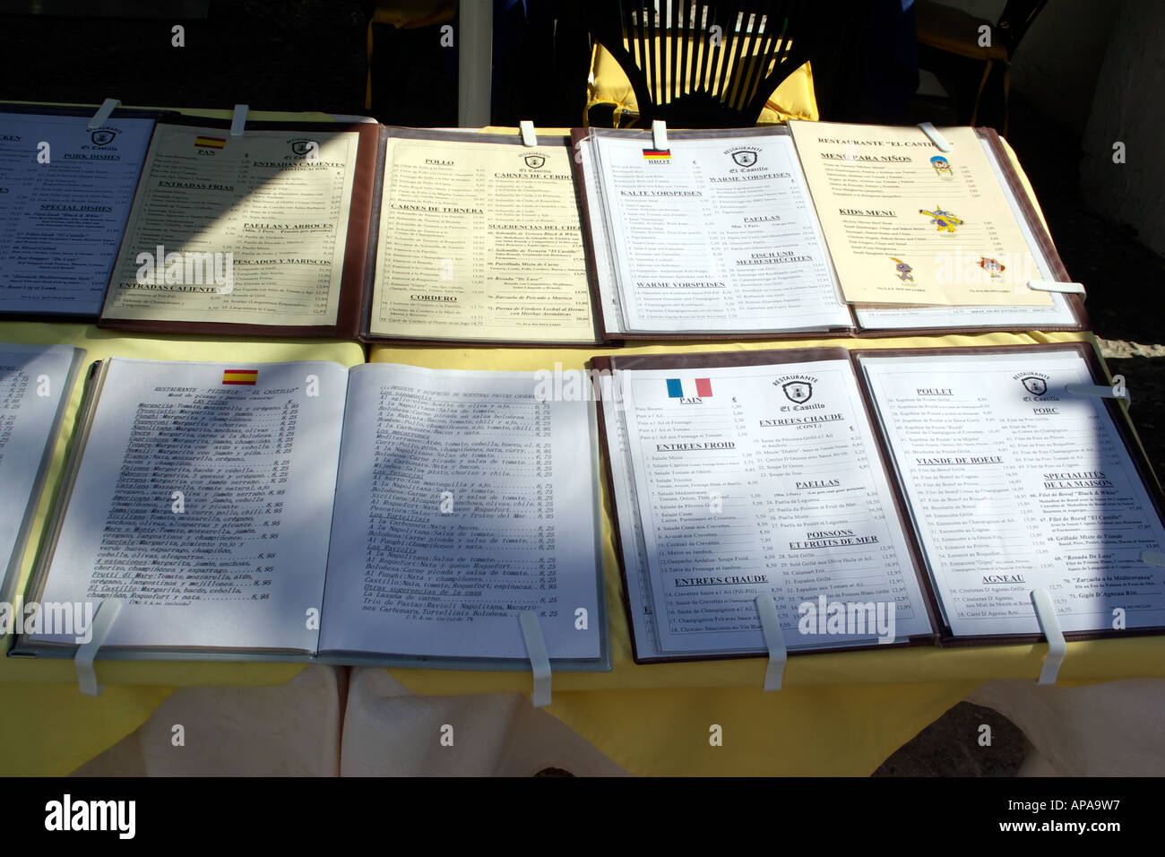 Menus dans plusieurs langues à l'extérieur d'un restaurant à Mijas, Espagne Banque D'Images