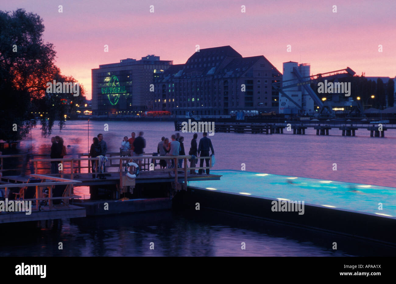 Berlin. Badeschiff an der Arena am abend. Badeschiff dans la soirée. La natation de personnes, se détendre et apprécier le coucher du soleil et d'horizon. Banque D'Images