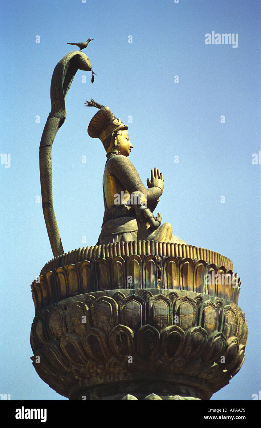 Statue de Bouddha méditant protégé par le capot du Roi Cobra Snake, Népal Banque D'Images