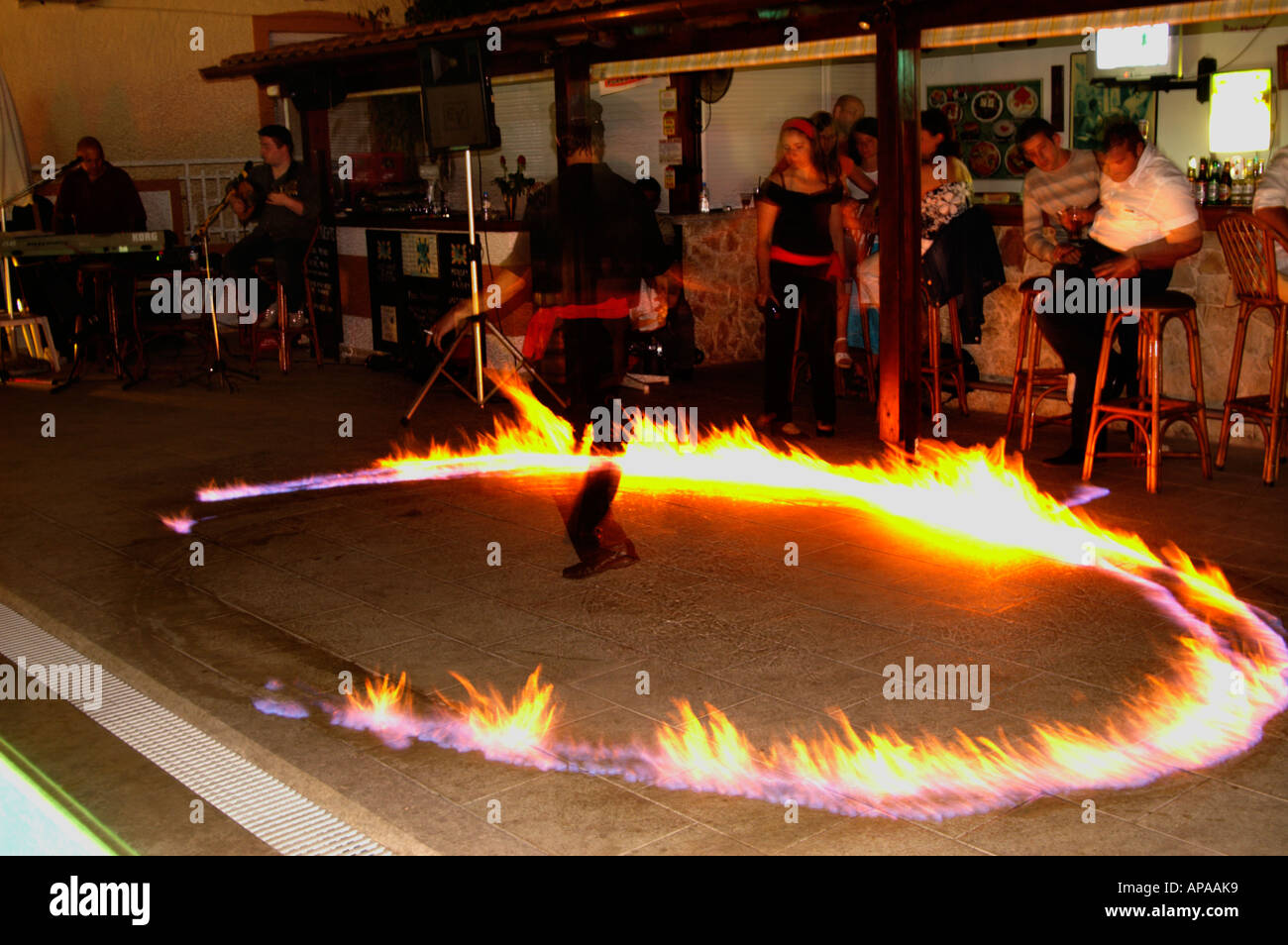 Un danseur de Crète vu faisant la danse du feu grec pour les vacanciers durant une nuit grecque sur l'île grecque de Crète Banque D'Images