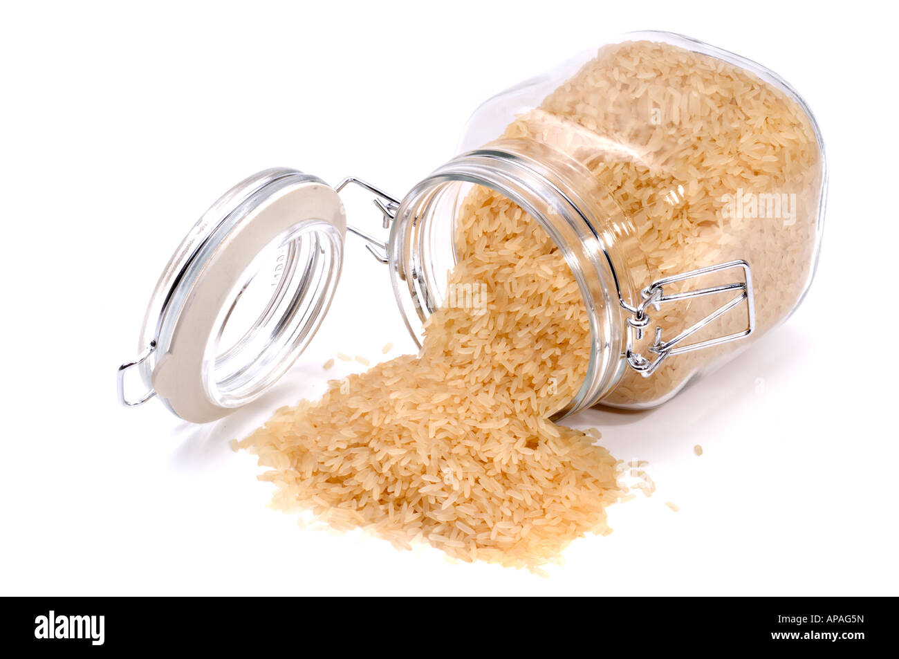 Récipient de verre scellé déversant à grains de riz blanc' Banque D'Images