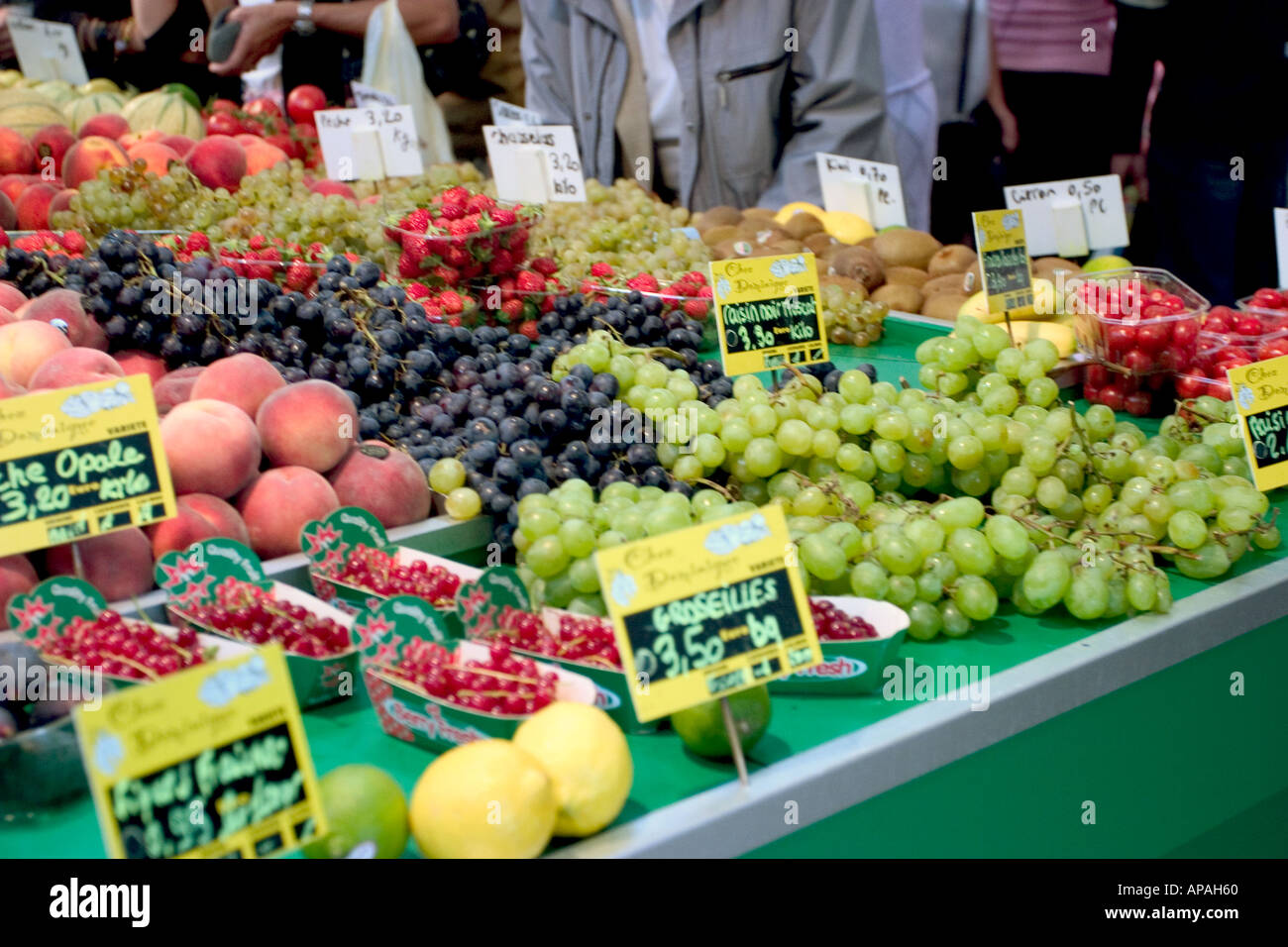 De fruits dans un marché couvert en france Banque D'Images