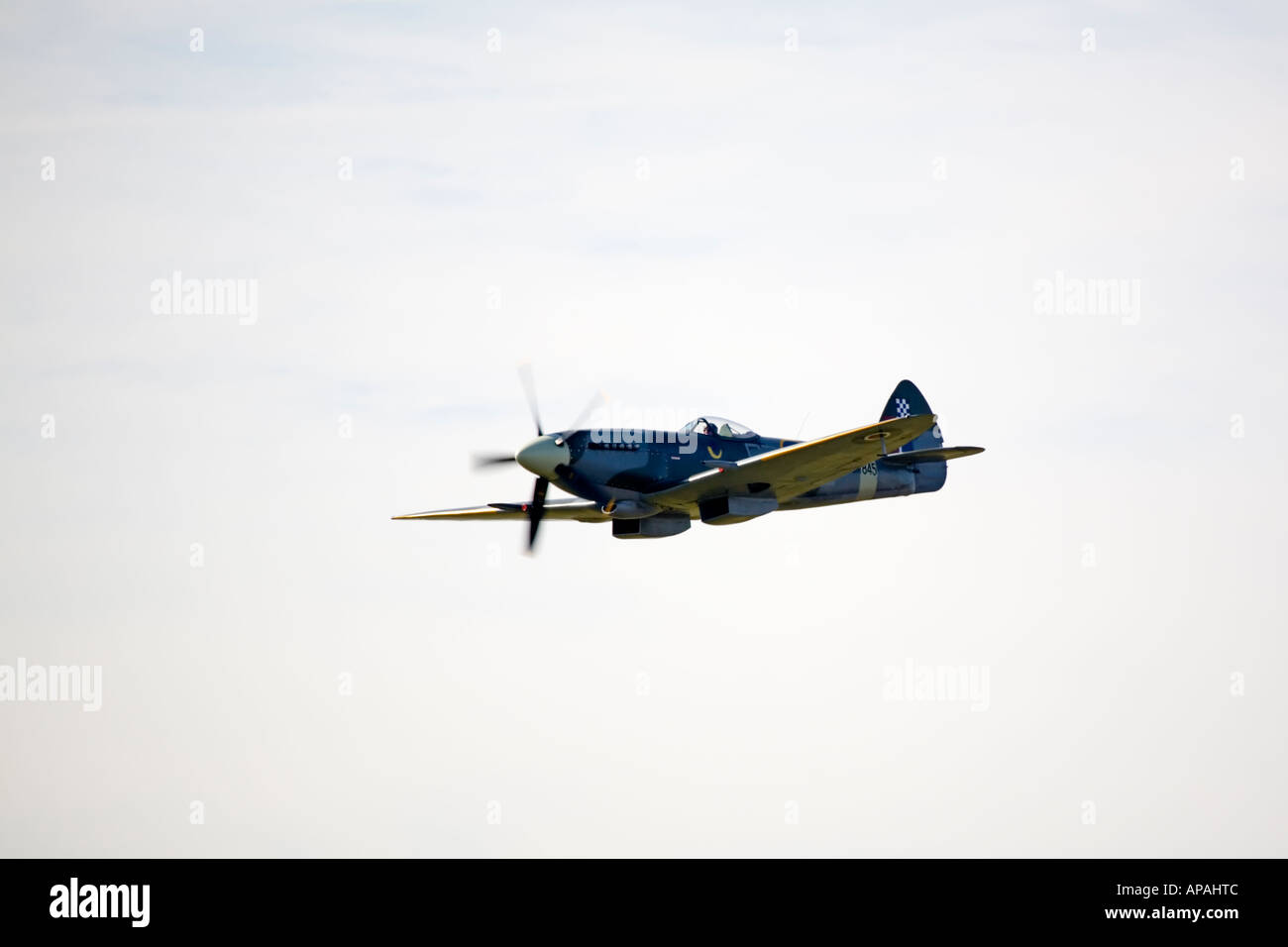 RAF Spitfire XVIII dans 32 couleurs en vol Banque D'Images