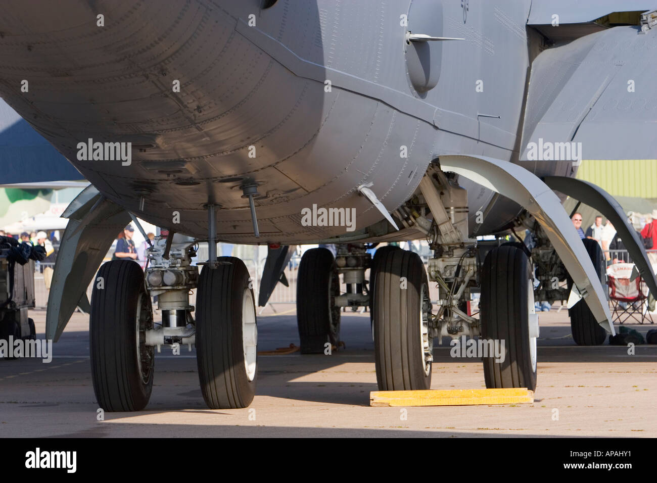 Les roues calées sur Boeing B-52H Stratofortress d'atterrissage Banque D'Images