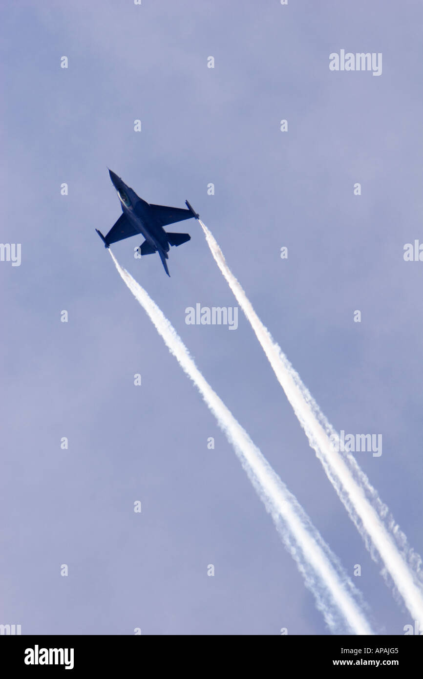 Belgian Air Force F-16AM Fighting Falcon Jet montée inversé la fumée Banque D'Images