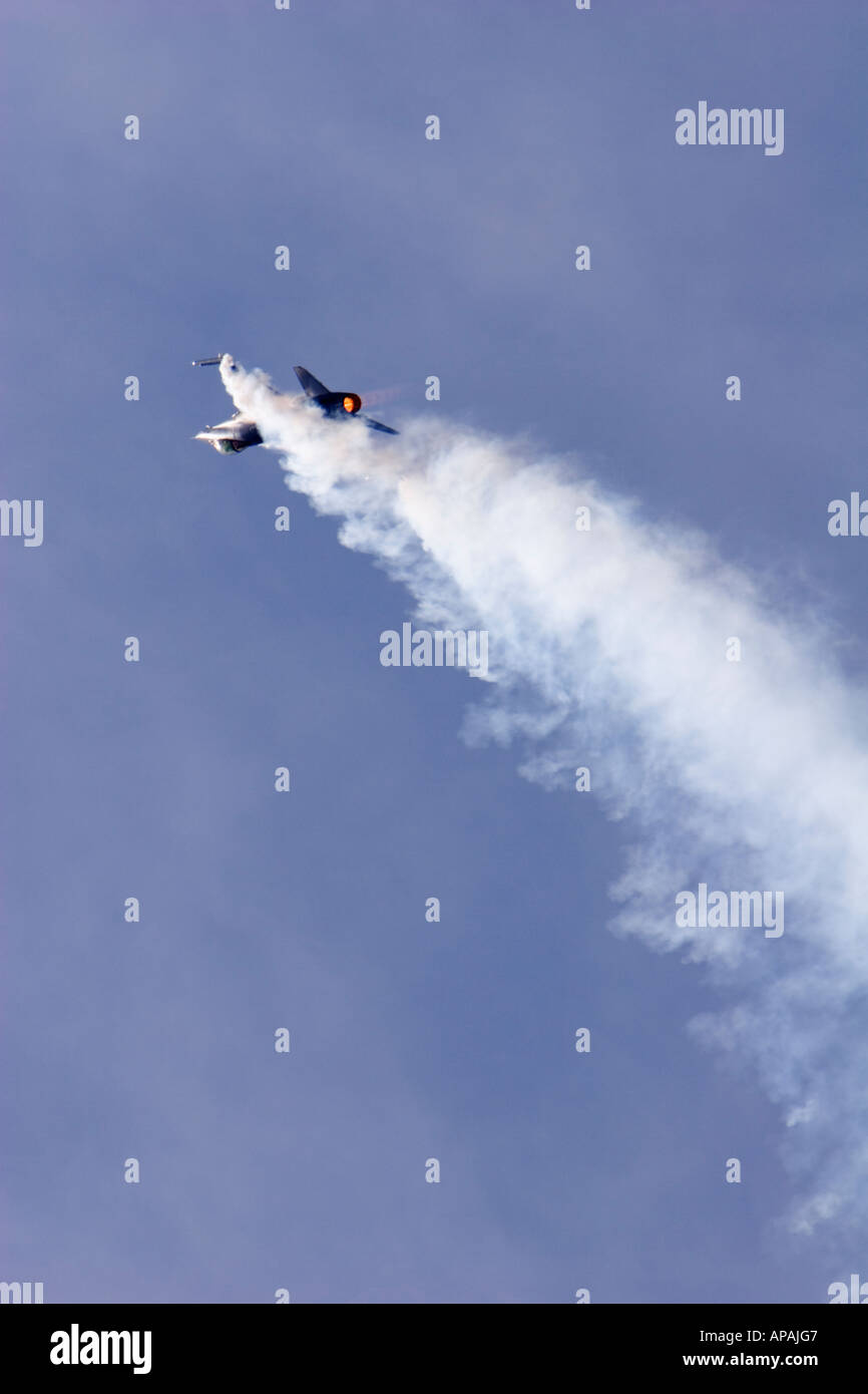 Belgian Air Force F-16AM Fighting Falcon Jet montée inversé la fumée Banque D'Images