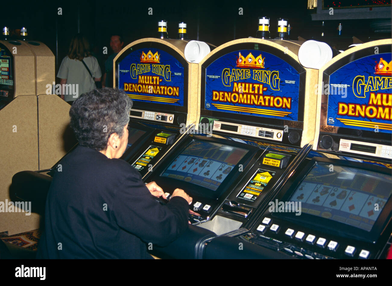 Woman playing poker slot machine dans un casino, Las Vegas, Nevada, USA Banque D'Images