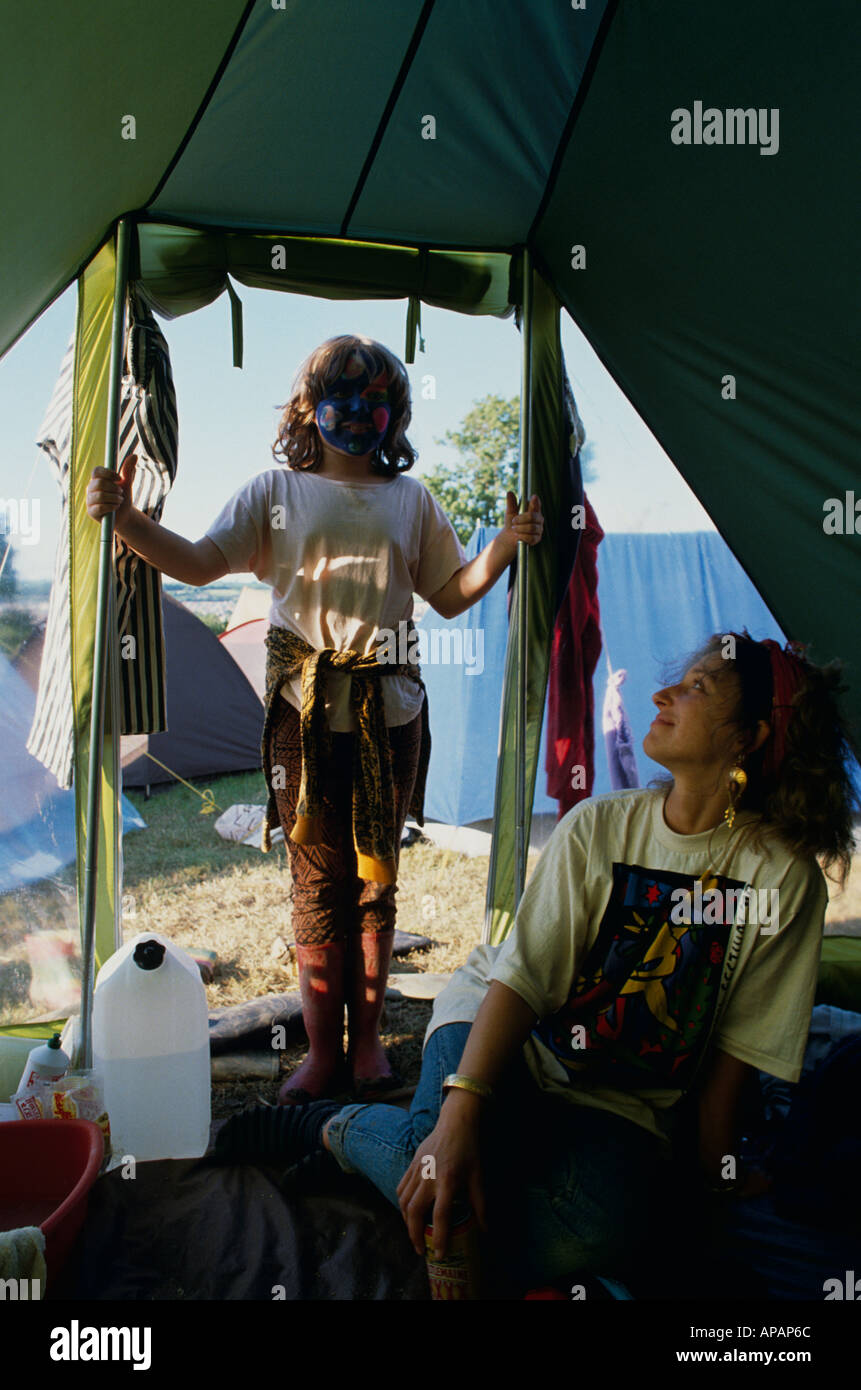 Enfant et de la femme à l'intérieur de tente du festival de Glastonbury au Royaume-Uni Grande-Bretagne Europe Angleterre Somerset Banque D'Images