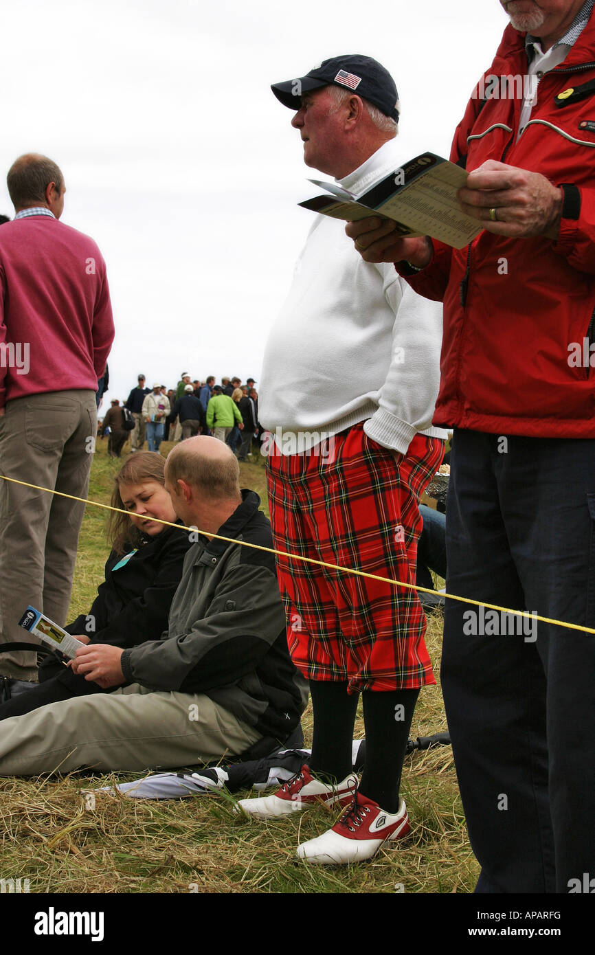 Fan de golf portant des pantalons tartan et clubs au British open golf championship 2007 Carnoustie Banque D'Images