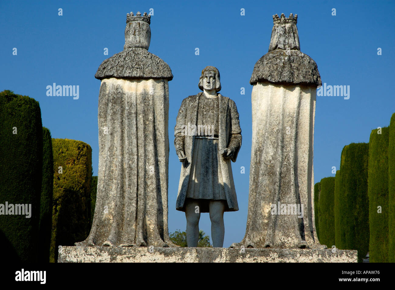 Des statues représentant Christophe Colomb à parler avec le roi Ferdinand II d'Aragon, dans les jardins de l'Alcazar de Cordoue, Espagne Banque D'Images